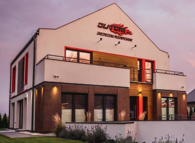 Siedziba firmy Jutom o zachodzie słońca