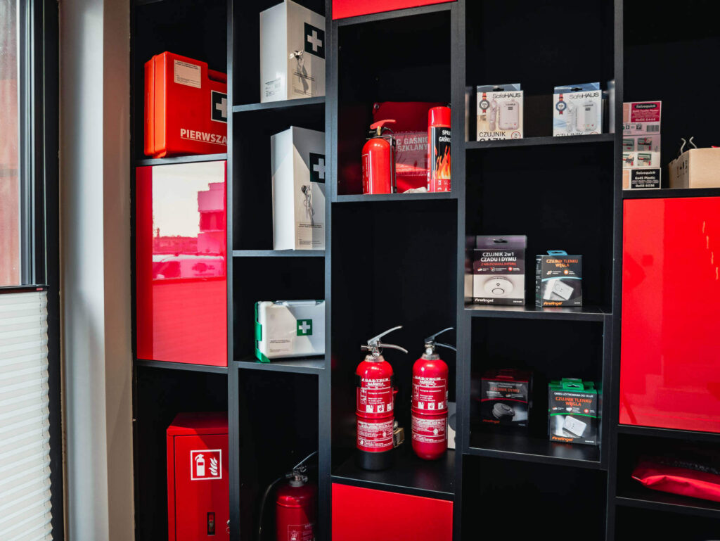 Regał z wyposażeniem przeciwpożarowym